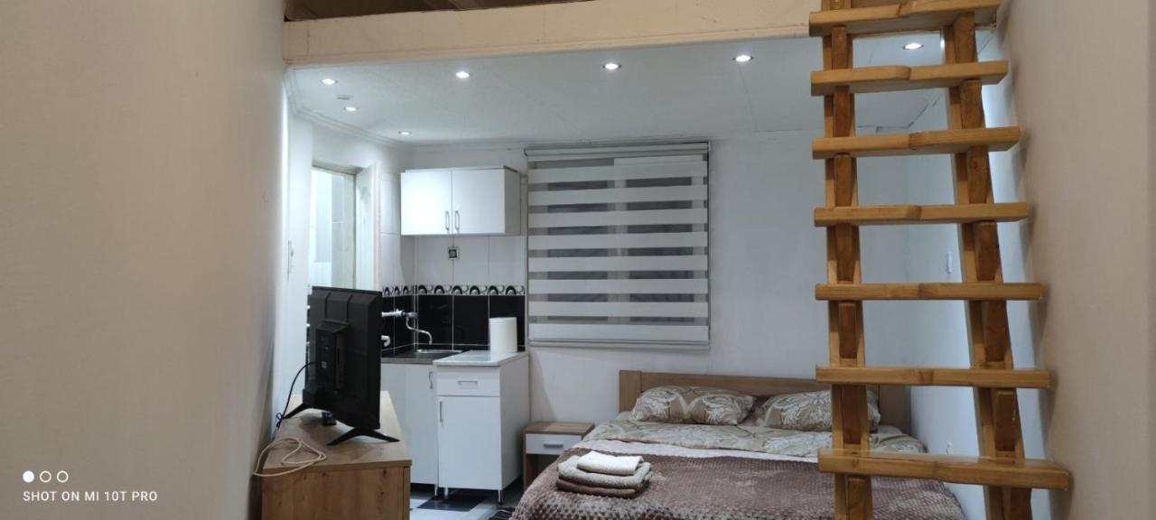 Small Apartment Private Bathroom Strong Wi-Fi Belgrade Exterior photo